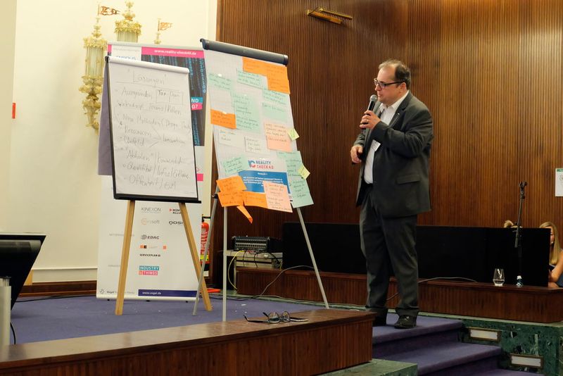 Finale: Zusammenfassung der Ergbnisse aus den Worldcafés (Bild: Schreier)