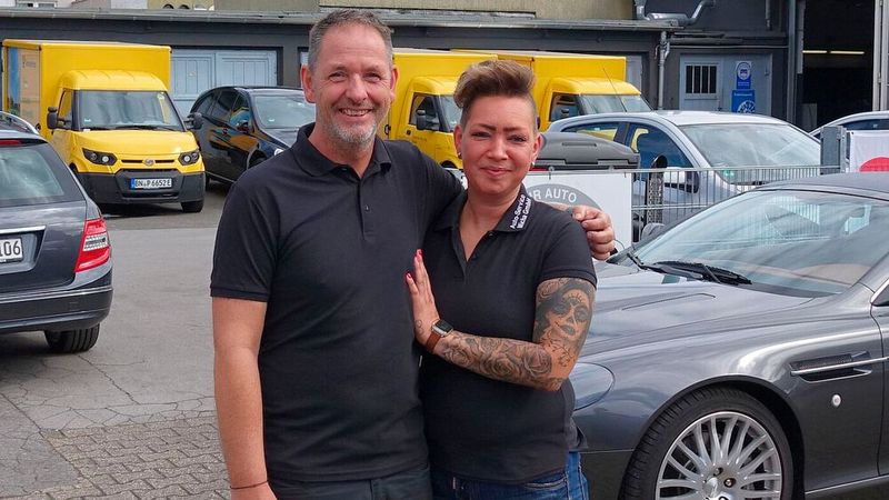 Top-Team: Markus Micha hatte 23 Jahre Berufserfahrung in der Kfz-Branche, als er sich selbstständig machte. Seine Frau Jaqueline ist für Verwaltung und Buchführung zuständig. (Bild: Rosenow/»kfz-betrieb«)