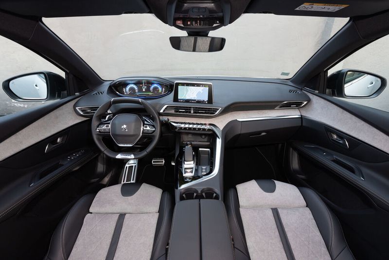 An den Seiten des Innenraums ist der 3008 je nach Ausführung mit Echtholz ausgestattet. (Peugeot)