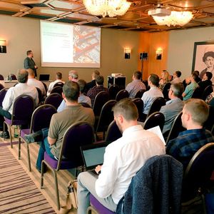 Der Mittelstand hat Vieles zu beachten. Er steckt zwischen Endpoint-Security, Awareness und Cloud. Tim Berghoff von G Data klärt auf, ob IT-Sicherheit sinnlos ist.(Bild:  Vogel IT-Akademie)