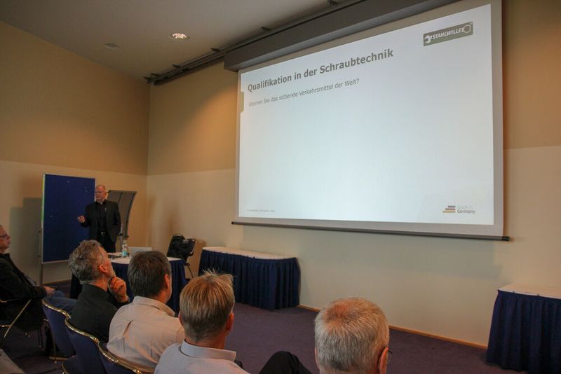 Rainer Janecke brachten die Fakten auf den Tisch: Qualifikationen in der Schraubtechnik werden noch immer mit dem Satz: Schrauben kann ja jeder, hintenan gestellt. (Bild: VCG/Juliana Pfeiffer)