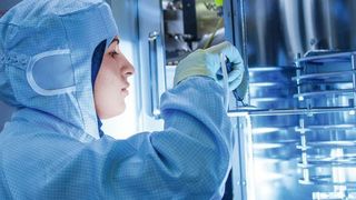 Die Reinigung von Hightech-Laboren erfordert präzises und konzentriertes Arbeiten. (Benjamin Doerr)