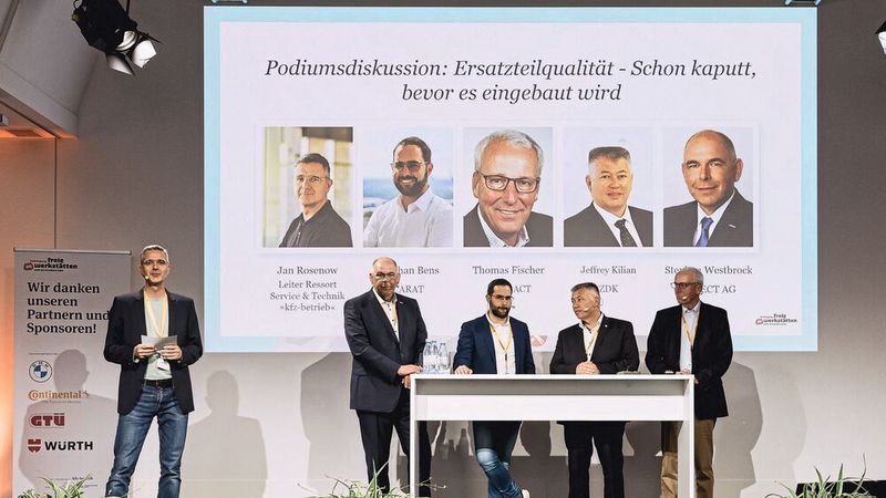 »kfz-betrieb«-Ressortleiter Jan Rosenow moderierte die Podiumsdiskussion mit dem Motto: „Ersatzteilqualität - Schon kaputt, bevor es eingebaut wird?“ Verständlicherweise unterschiedliche Standpunkte nahmen seine Teilnehmer Stephan Bens (Carat), Thomas Fischer (AAMPACT), Jeffrey Kilian (Kfz-Unternehmer) und Stephan Westbrock (Select AG) ein. (Bild: Stefan Bausewein)
