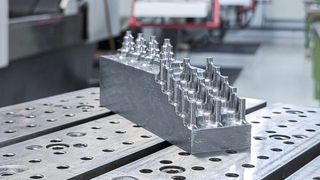 Ein Kammhalter aus 1.2343 mit 54 HRC ließ sich mit dem WXS-HS-CRE im Vergleich zum Vorgängerwerkzeug um zwei Drittel schneller schruppen. (Bild: 3D-Schilling)