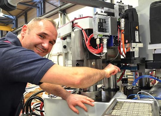 (Die Pfiffner-Gruppe erwirtschaftet mit 250 Mitarbeiterinnen und Mitarbeitern etwa 70 Millionen Schweizer Franken pro Jahr und fertigt Maschinen unter anderem für den Bereich Automotive inklusive E-Mobility, die Elektrotechnik, den Anlagenbau und die Uhrenindustrie. Bild: Keba)