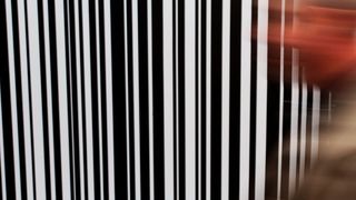 Vor 25 Jahren trat der QR-Code neben den hier dargestellten Barcode. Zum Jubiläum kommt die Frage auf, ob es dafür ein Sicherheitsupdate benötigt. (Archiv)