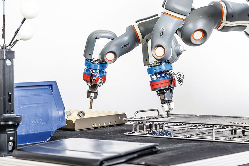 Der rob@work 3 verbindet eine omnidirektionale mobile Plattform und ein modulares Manipulatorsystem zu einem vollständig integrierten Roboter, der durch die verfügbaren offenen Schnittstellen und Basisfunktionalitäten effektiv und flexibel in der Produktion eingesetzt werden kann. Hier im Bild eine Variante mit dem kollaborativen Zweiarm-Roboter Yumi von ABB. (Fraunhofer-IPA)