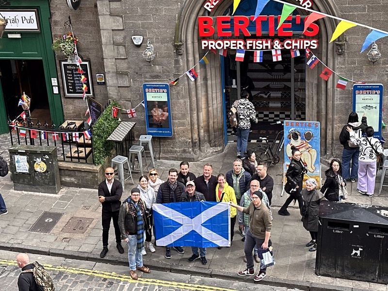 Leif, die Fahne hätten wir gestern Abend beim Spiel gebraucht. Aber es ist ja alles friedlich abgelaufen. (Bild: Vogel IT-Medien GmbH)