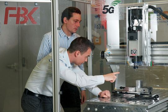 Erforschung der 5G-Möglichkeiten am Lehrstuhl für Fertigungstechnik und Betriebsorganisation (FBK) an der Universität Kaiserslautern. Am 25. Januar 2023 wird im Rahmen des monatlichen Let`s Talk des VDW diskutiert, was der 5G-Standard für die Produktion bringt. Hier ein Ausblick. Erforschung der 5G-Möglichkeiten am Lehrstuhl für Fertigungstechnik und Betriebsorganisation (FBK) an der Universität Kaiserslautern. Am 25. Januar 2023 wird im Rahmen des monatlichen Let`s Talk des VDW diskutiert, was der 5G-Standard für die Produktion bringt. Hier ein Ausblick.