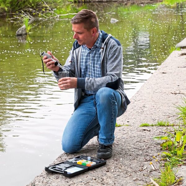 Das mobile pH-Meter PCE-PH 30 im Feldeinsatz am Ufer (PCE Deutschland)