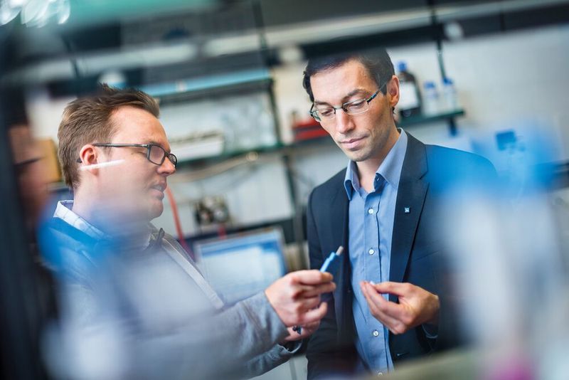 Tobias Vöpel (links) und Nicolas Plumeré werden vom European Research Council mit einem Proof of Concept Grant gefördert, um den Nitratsensor marktreif zu machen. (© Damian Gorczany, Ruhr-Universität Bochum)