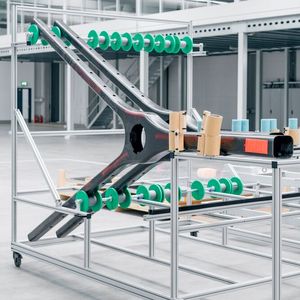 Firmenchef Hoke sieht die größte Herausforderung für die Zukunft in der Geschwindigkeit der Batterieentwicklung. Er rechne damit, dass ab 2025 die nächste Generation an Batterien verfügbar sei - und größere Fluggeräte dann von 2026 an realisierbar seien.(Bild:  Volocopter)