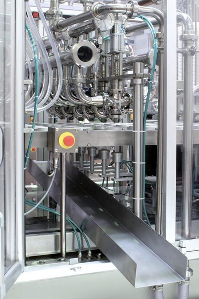 Überall, wo automatisch Flüssigkeiten dosiert werden müssen, sorgen Ultraschallsensoren für die präzise Mengen- und Füllstandüberwachung. (Bild: Sonotec)