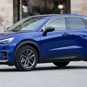 Technisch ist der LBX nahezu identisch mit dem Toyota Yaris Cross und basiert auf der GA-B-Konzernplattform.(Bild:  Lexus)