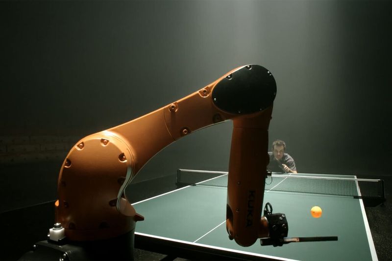 Im Video tritt Tischtennisstar Timo Boll gegen einen Kuka-Roboter an. (Bild:Kuka)