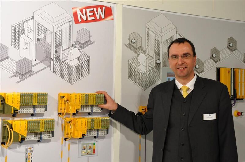 Armin Glaser, Leiter Produktmanagement bei Pilz, präsentiert in Hannover das neue Automatisierungssystem PSS 4000 mit sicherer Analogwertverarbeitung. (Picture: PROCESS)