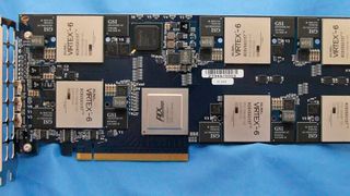 Die Abbildung zeigt den Prototypen eines 6x-FPGA-Board von Microsoft von einem bahnbrechenden Projekt aus dem Jahre 2014.  (Bild: Microsoft)