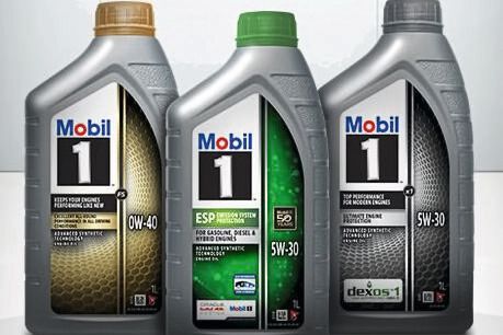 Mobil 1: Der Schmierstoffanbieter hat die Etiketten seiner Kleinverpackungen neu gestaltet. Sie sollen Kunden die Auswahl des Motoröls erleichtern. Das neue Design soll in den Verkaufsregalen hervorstechen und leichter zu finden sein. Die Etiketten werden künftig zudem auf recycelte Verpackungen hinweisen, die im Rahmen der Feier zum 50-jährigen Jubiläum von Mobil 1 eingeführt werden. www.mobil.com.de (Bild: Mobil 1)