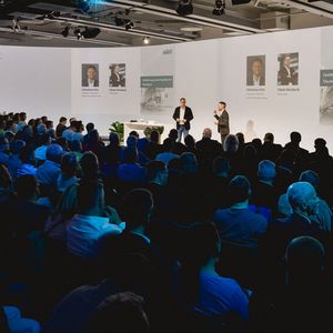 „The Curve“, der größte Raum des Vogel Convention Centers, reichte nicht aus, um alle Teilnehmer aufzunehmen. Deshalb wurden die Vorträge und Außenschalten auch in mehrere Nebenräume übertragen.(Bild:  Stefan Bausewein)