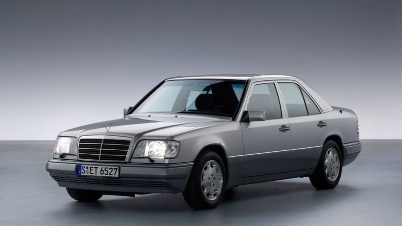 Mitte 1993 entstand dann mit der „MoPf 2“ die E-Klasse. Von nun an stand auf jedem Typenschild das „E“ am Anfang, auch bei den Dieseln (z. B. E 200 Diesel). Der Kühlergrill und das Heck wurden modifiziert, der Stern rückte vom Chromgrill auf die Haube, der Chromgrill wurde zum sogenannten „Plakettenkühler“ verändert. Die Farbe der Blinkleuchten vorne und hinten änderte sich von gelb auf weiß bzw. grau. Auch im Innenraum wurden z. B. Aschenbecher und Schalter modifiziert.  (Bild: Mercedes-Benz)