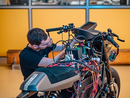 (Beispiel für die Vorteile von SLS: Das Gehäuse des Frontdisplays wurde schnell 3D-gedruckt, zu ETHEC geschickt und nach der Lackierung direkt in das Motorrad eingebaut. Bildquelle: Sintratec)