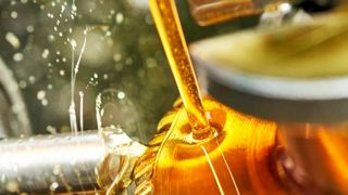 Schmierstoffe sind unverzichtbar für alles, was sich bewegt. Sie vermindern die Reibung und halten Maschinen am Leben. Doch sie altern, was auch durch elektrische Felder passiert. Diesen Effekt kann man jetzt in einem neuen virtuellen Labor vorhersagen, um gegenzusteuern. (Bild: DSBW)