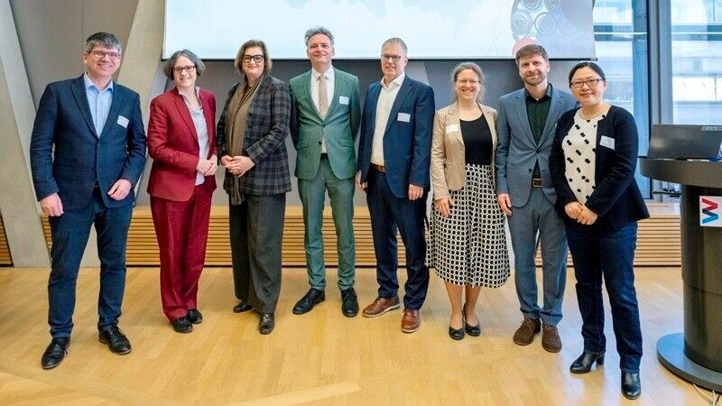 Feierliche Eröffnung des Berlin Battery Lab: Prof. Bernd Rech, Prof. Julia von Blumenthal, Dr. Ina Czyborra, Prof. Philipp Adelhelm, Prof. Ulrich Panne, Saskia Vormfelde, Dr. Tim Fellinger und Prof. Yan Lu (vlnr.).(Bild:  BAM)