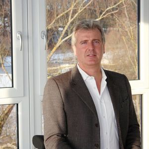 Christopher Seysen, Geschäftsführer von Efaflex: „Unser neues Schnelllauftor ist nahezu universell einsetzbar und eignet sich für die Logistik ebenso wie für Parkhäuser und Tiefgaragen.“ Bild: Efaflex