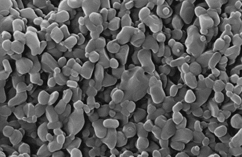 Poröse Kornkeramik mit Poren im Nanometermaßstab für die Filtration von Gasen oder Fluiden. (IKTS)