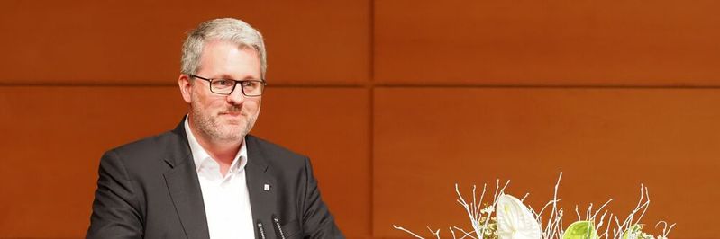 Der diesjährige Vorsitzende des IT-Planungsrates, Patrick Burghardt, eröffnet den 11. Kongress des Kongress in Halle Der diesjährige Vorsitzende des IT-Planungsrates, Patrick Burghardt, eröffnet den 11. Kongress des Kongress in Halle