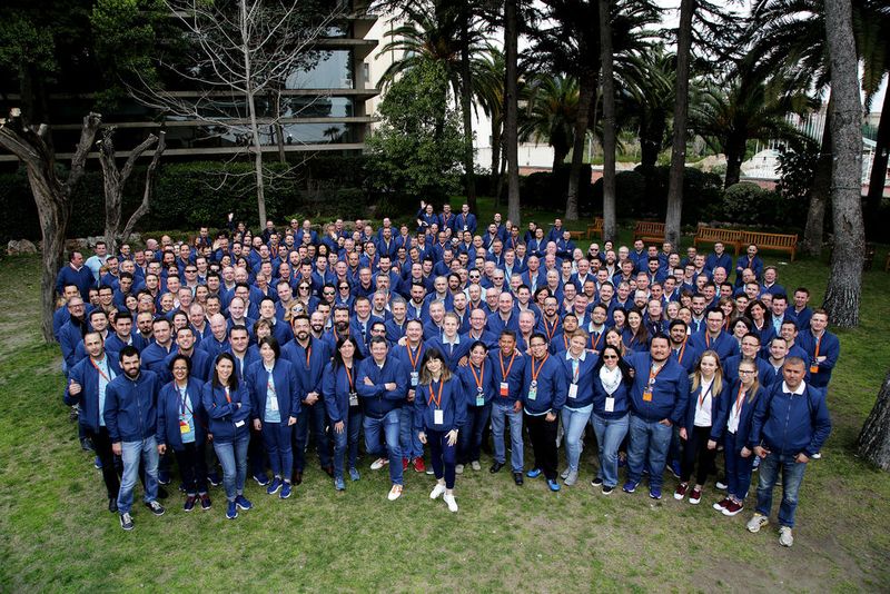 Gruppenbild mit Siegern: Nach dem Wettbewerb versammelten sich alle Top-Platzierten zum Gruppenfoto. (Bild: Seat Deutschland)