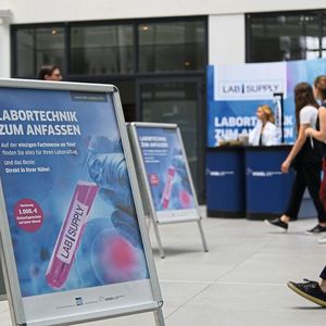 In Berlin verzeichnete die LAB-SUPPLY am 18. Juni einen Ausstellerrekord: 154 Firmen stellten ihre Produkte im Estrel Convention Center vor – so viele wie noch nie. Wir zeigen einige Eindrücke der Messe in dieser Bildergalerie.

 
Mehr Infos zu den kommenden LAB-SUPPLY-Messen finden Sie auf www.lab-supply.info (Bild: Stefan Stark)