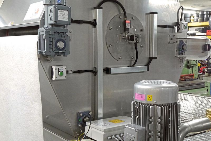 Ein Hersteller von Filteranlagen zur Aufbereitung von technischen Flüssigkeiten nutzt die analogen Signale der Drucksensoren parallel zur kontinuierlichen Staudruckmessung für die Füllstandsmessung zur permanenten Regelung eines Pumpenantriebs. (Bild: ipf electronic gmbh)