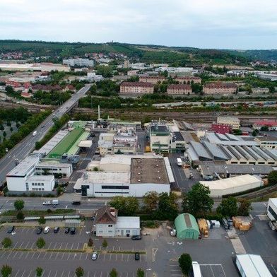 BASF Coatings hat die Einführung von Grünstrom in der europäischen Produktion, wie unter anderem am Standort Würzburg, erfolgreich abgeschlossen. (Bild: BASF Coatings)