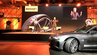 Ex-Formel-1-Weltmeister Nico Rosberg pries bei der Präsentation die Qualitäten des Conti „Sport-Contact 7“ in den höchsten Tönen. (Bild: Rosenow/»kfz-betrieb«)