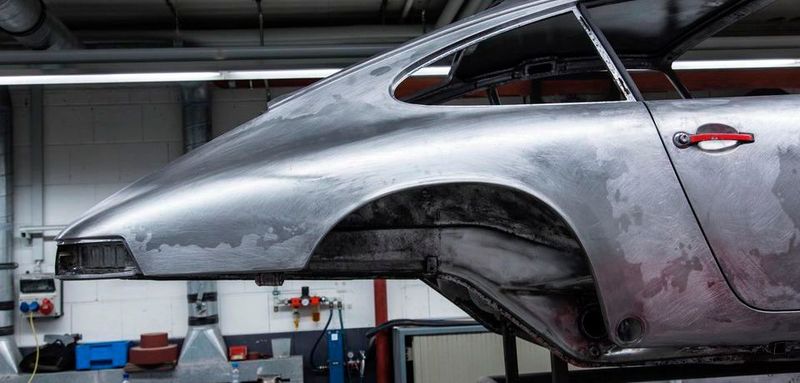 Der übrig gebliebene Torso ging zum Entrosten und Entlacken ins chemische Vollbad. Dieses Verfahren ist sehr viel schonender als alle mechanischen Verfahren, die mit Strahlgut arbeiten. Die Oberflächen kamen in genau dem Zustand wieder ans Tageslicht, in dem sie vor über 50 Jahren versiegelt wurden. (Porsche)