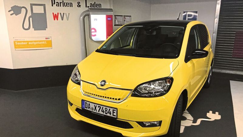 Von außen Skoda Citigo, von innen E-Auto: Der im Herbst 2019 vorgestellte Citigo-E ist ein Verkaufserfolg. Nur leider produzierte Skoda weniger Modelle als nachgefragt wurden. Inzwischen ist das Modell gar nicht mehr bestellbar. (Bild: Grimm/»kfz-betrieb«)