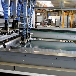 In diesem Fall wird die Platine automatisch von einer Palette in das Biegezentrum geführt. Das erledigen in erster Linie die Vakuumsauggreifer.