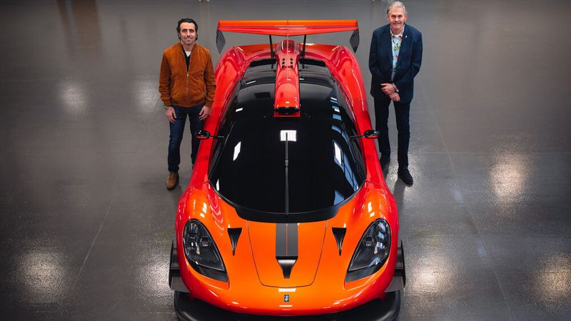 Der T50S von Gordon Murray Automotive mit Rennfahrer Dario Franchitti (li.) und dem namensgebenden Firmenchef (re.) (Bild: Gordon Murray Automotive)