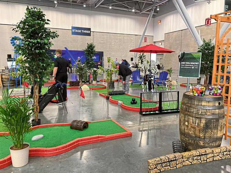 Auch einen Minigolfplatz gab es in der Ausstellung, natürlich nicht ohne Bezug zu PTC: Die Putter sind mit Creo konstruiert worden.  (Bild: Drescher/VCG)