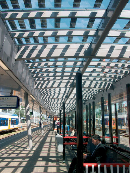 Eine Symbiose aus Aluminium und Energieeinsparung bietet diese Bahnsteigüberdachung von Sapa Building System. (Bild: Messe Aluminium)