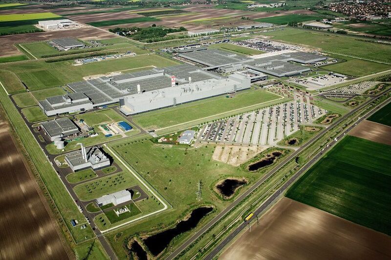 奔驰目前正在 凯奇凯梅特建设新的工厂：奔驰位于凯奇凯梅特的工厂俯瞰图 (Daimler AG; Mercedes-Benz Cars, http://gyar.mercedes-benz.hu)
