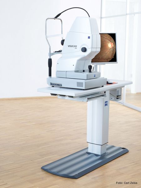 Dank RK Powerlift M lässt sich das Netzhautuntersuchungsgerät Visucam 200 von Zeiss in der Höhe optimal an den Patienten anpassen. (Bild: RK Rose + Krieger)
