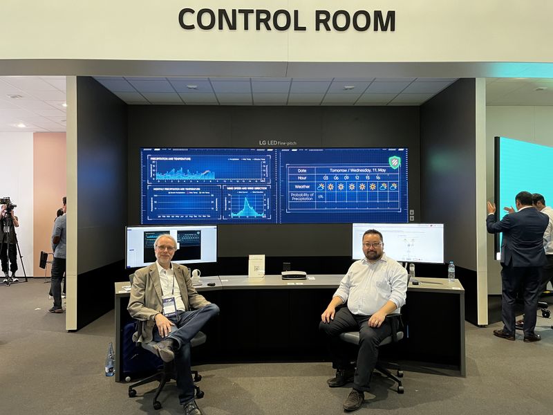 Klaus Hofmeier und André Yang (userful) haben die Macht, denn sie sitzen im Control Room. (IT-BUSINESS)