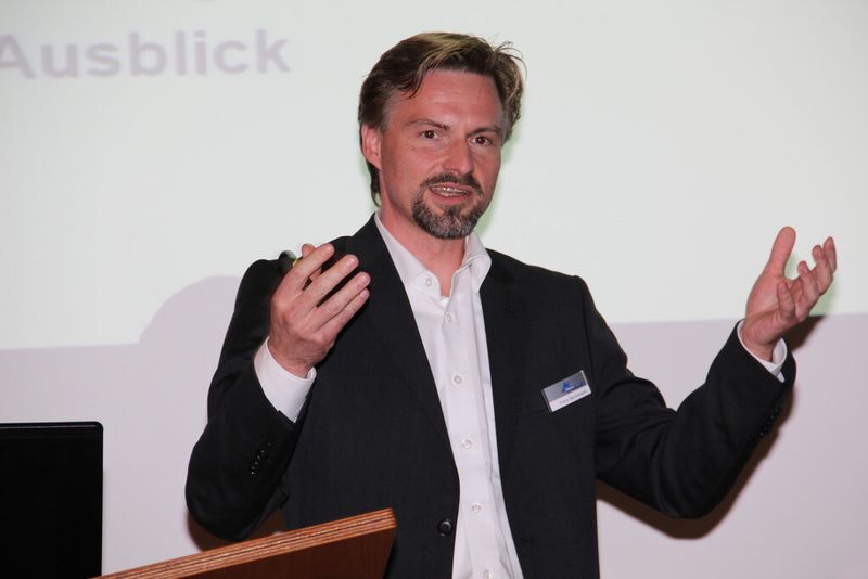 Frank Bennemann beleuchtete die aktuellen Herausforderungen für die Logistiksoftware. (Bild: Hofmann)