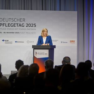 Bundesgesundheitsministerin Nina Warken sprach auf dem Pflegetag.(Bild:  Jan Pauls / Deutscher Pflegetag)