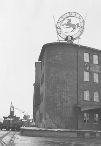 Aufstellung der neuen Leuchtreklame auf dem Werkgebäude in Hannover-Stöcken, Dezember 1949. (Continental AG)