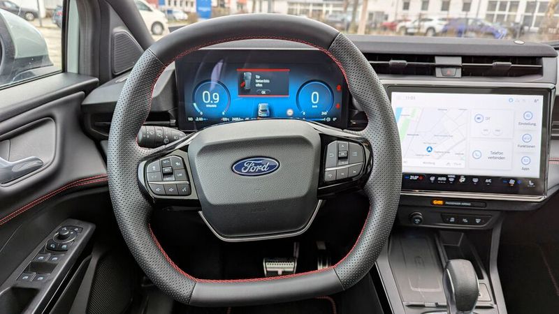 Das Lenkrad ist leicht eckig und ziemlich groß für den so sportlich positionierten Mini-SUV. Die Lenkradtasten sind dafür gut bedienbar. (Bild: Rosenow – VCG)