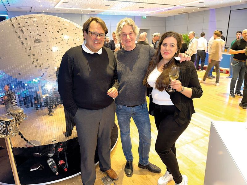 (v. l.) Norbert Pulliam (COMP.net), Guy Simonow (netzlaboranten) und Chantal Pulliam (COMP.net) haben schon interessante neue Menschen auf dem Event kennen gelernt. (Bild: Vogel IT-Medien)