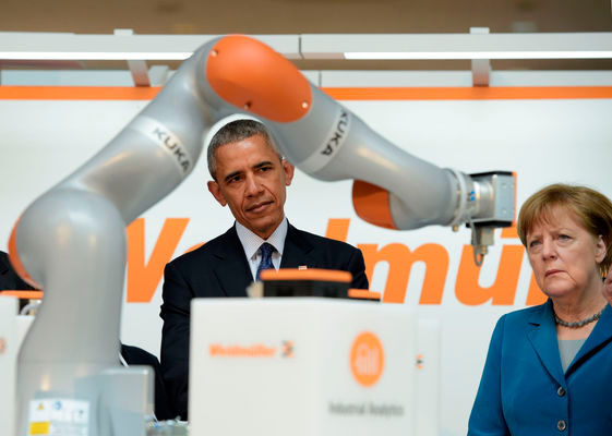 Merkel und Obama am Stand des Industrieroboter-Herstellers KUKA. (Bild: Deutsche Messe)